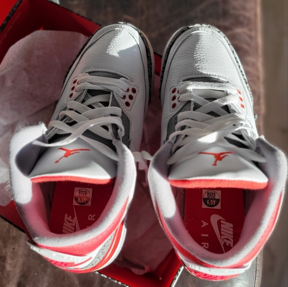 AIR JORDAN 3 RETRO (GS) - FIRE RED: 6.5 Y - Picture 3 of 11